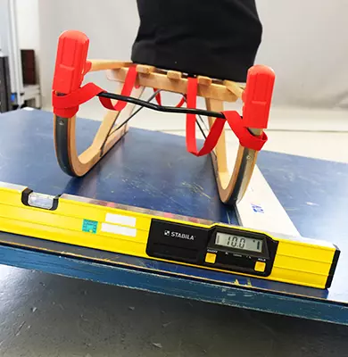 Rodelschlitten bei einer Produktprüfung auf einer schiefen Ebene