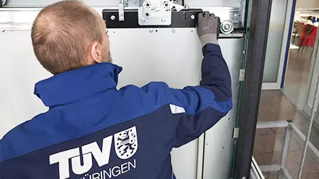 TÜV Sachverständiger prüft einen Aufzug