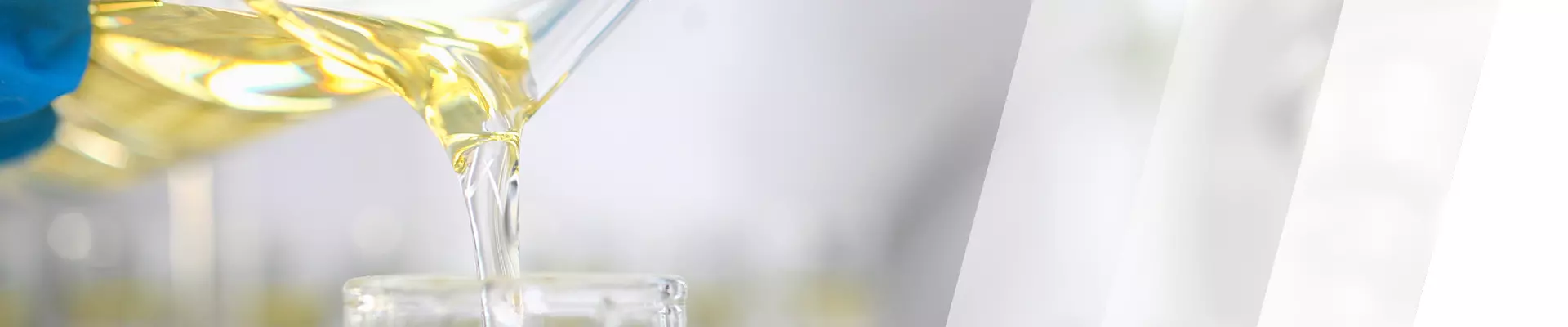 eine gelbe Flüssigkeit wird in ein Glas gegossen