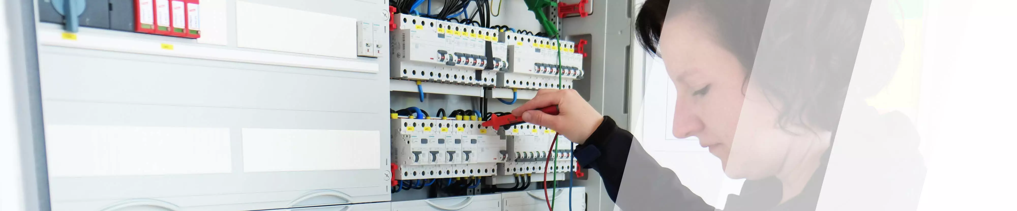 Sachverständige prüft eine Elektroanlage