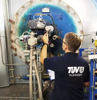 TÜV Thüringen Sachverständiger prüft einen Dampfkessel