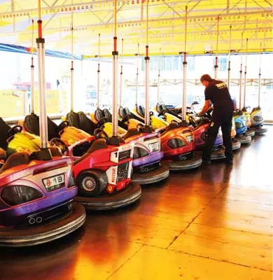 TÜV Thüringen Sachverständiger prüft einen Autoscooter