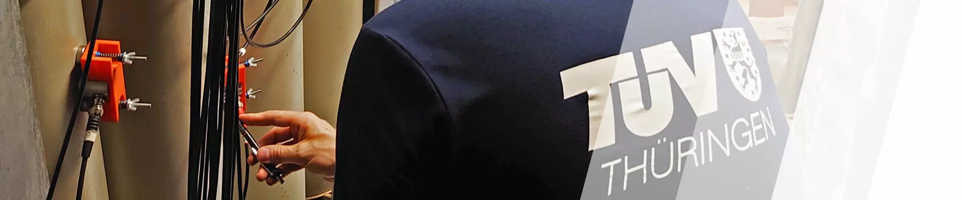 TÜV Prüfer bringt Sensoren an Druckbehältern an