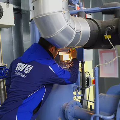 TÜV Thüringen Sachverständiger beim Prüfen einer Druckbehälteranlage