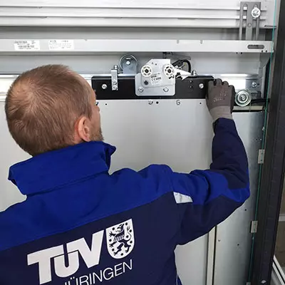 TÜV Thüringen Sachverständiger prüft eine Aufzugsanlage