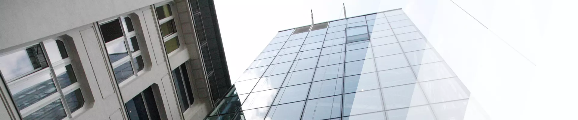Glasfassade und Gebäude