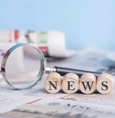 News mit Lupe auf Zeitungen