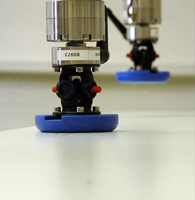 Tisch auf einem Möbelprüfstand, Detail eines Prüfkörpers