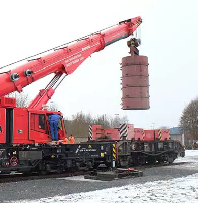 Schwerlastkran auf Eisenbahnwagon