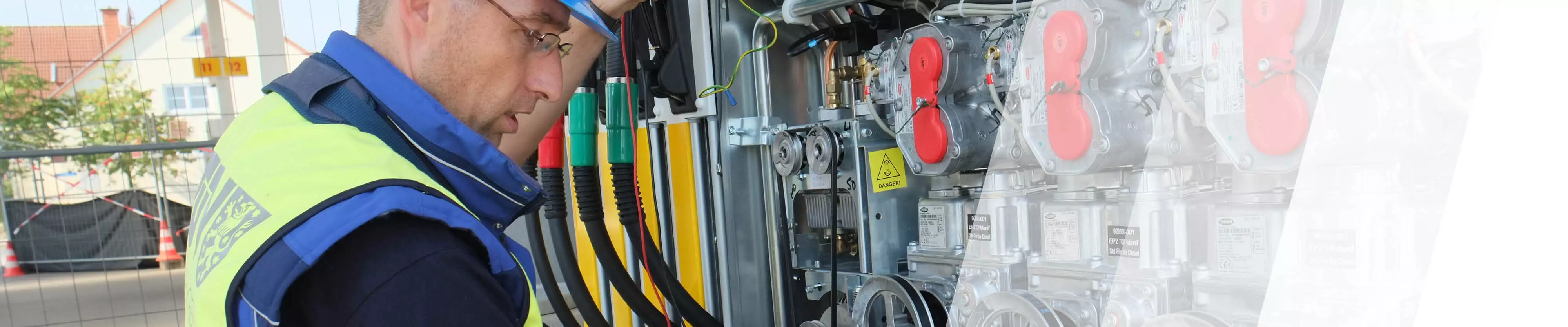 TÜV Thüringen Sachverständiger prüft eine Zapfsäule an einer Tankstelle