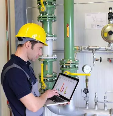 Ingenieur an einer Heizungsanlage