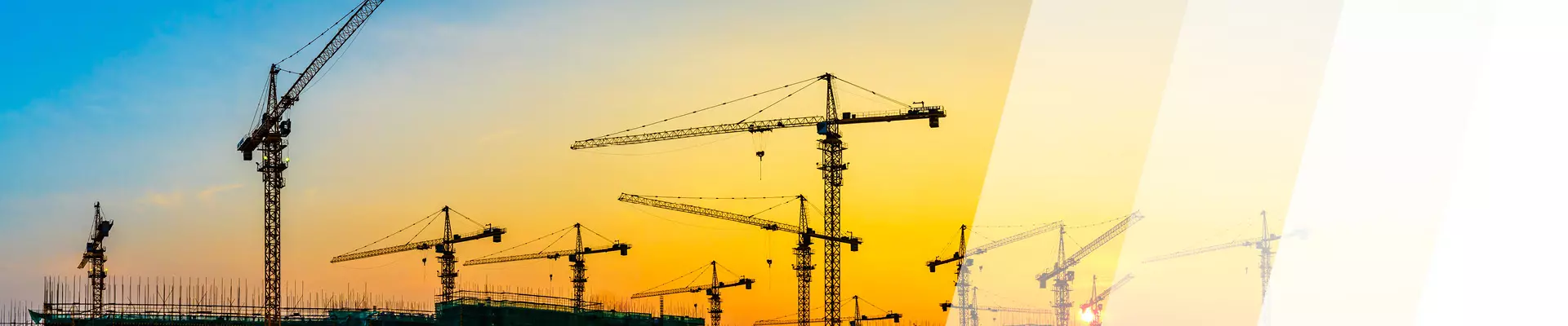 Baukrane im Sonnenuntergang