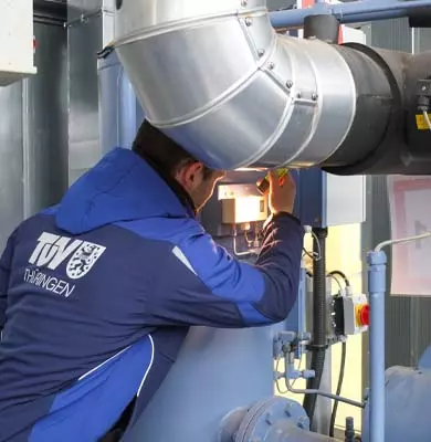 TÜV Thüringen Sachverständiger prüft eine Druckanlage