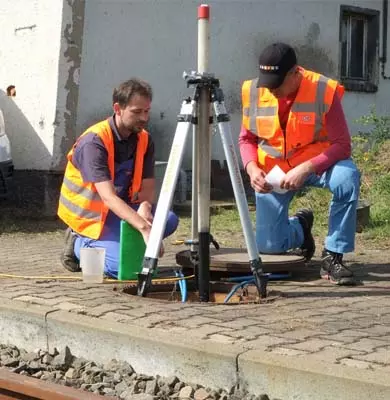 Abscheiderprüfung am offenen Abwasserkanal