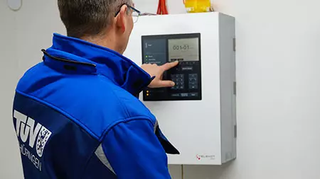TÜV Thüringen Sachverständiger prüft eine Brandmeldeanlage
