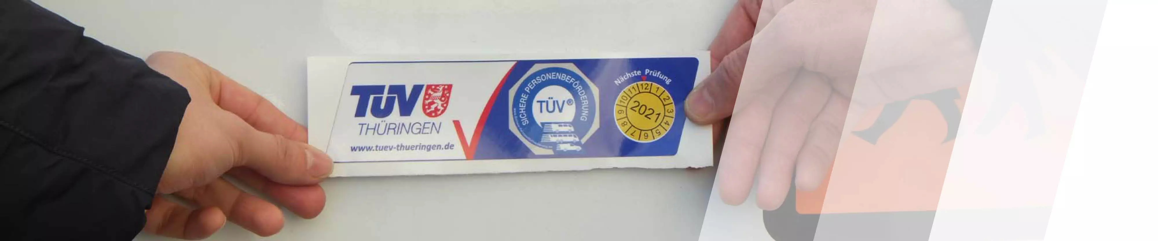 Ein Siegel für Krankentransport wird verklebt