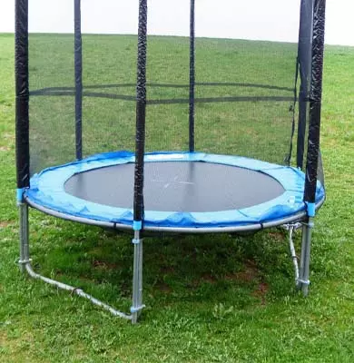Trampolin auf einer Wiese