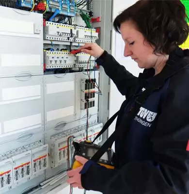 TÜV Thüringen Prüferin beim Prüfen einer Elektroanlage nach VDS