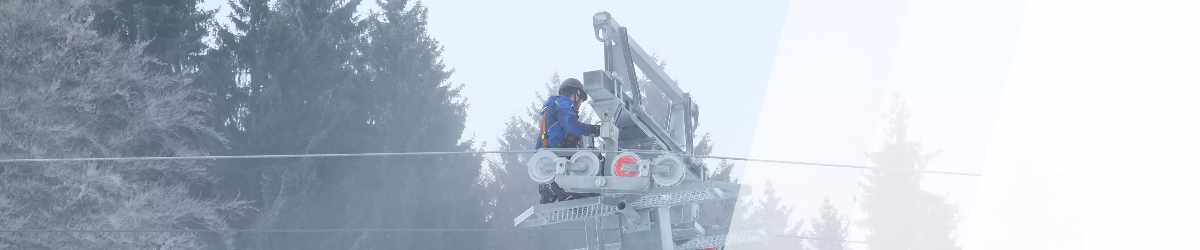 Sachverständiger prüft einen Skilift 