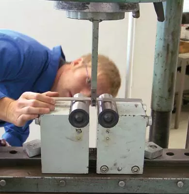 TÜV Prüfer bei einer Werkstoffprüfung