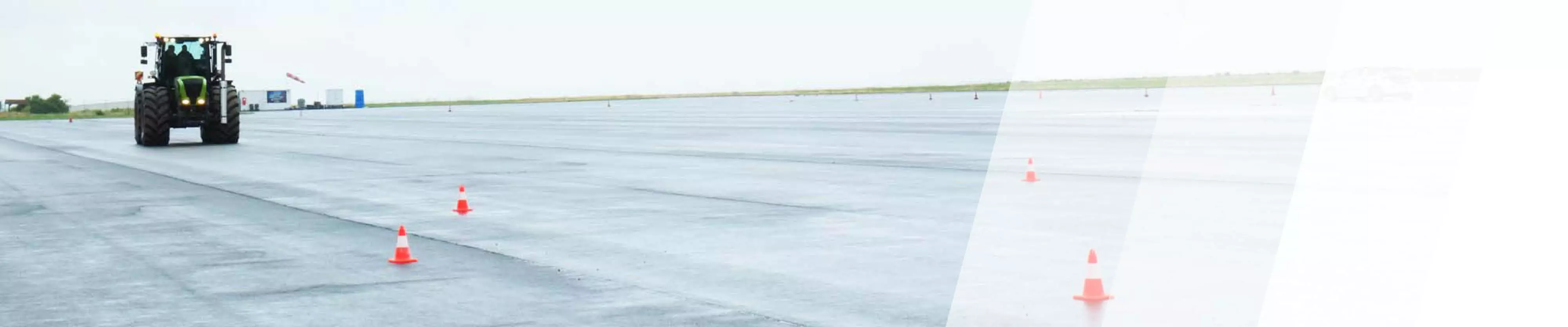 Ein Traktor fährt auf einer Landebahn