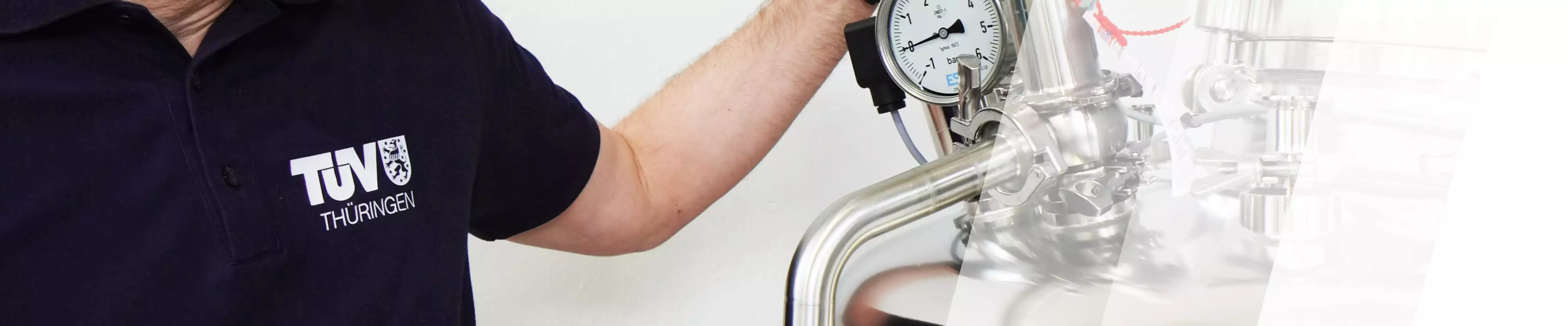 TÜV Thüringen Sachverständiger prüft ein Druckgerät