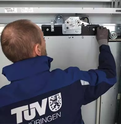 Aufzugsprüfer bei der Arbeit