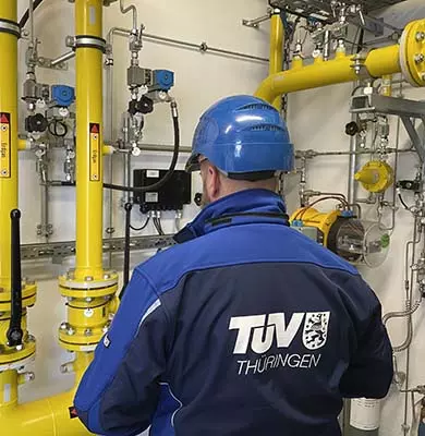 TÜV Thüringen Sachverständiger prüft eine Gasaufbereitungsanlage