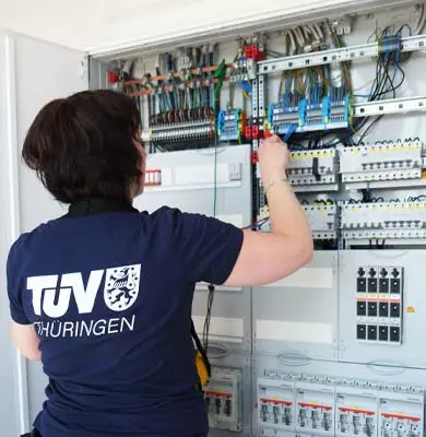 TÜV Thüringen Sachverständige prüft Elektroschrank