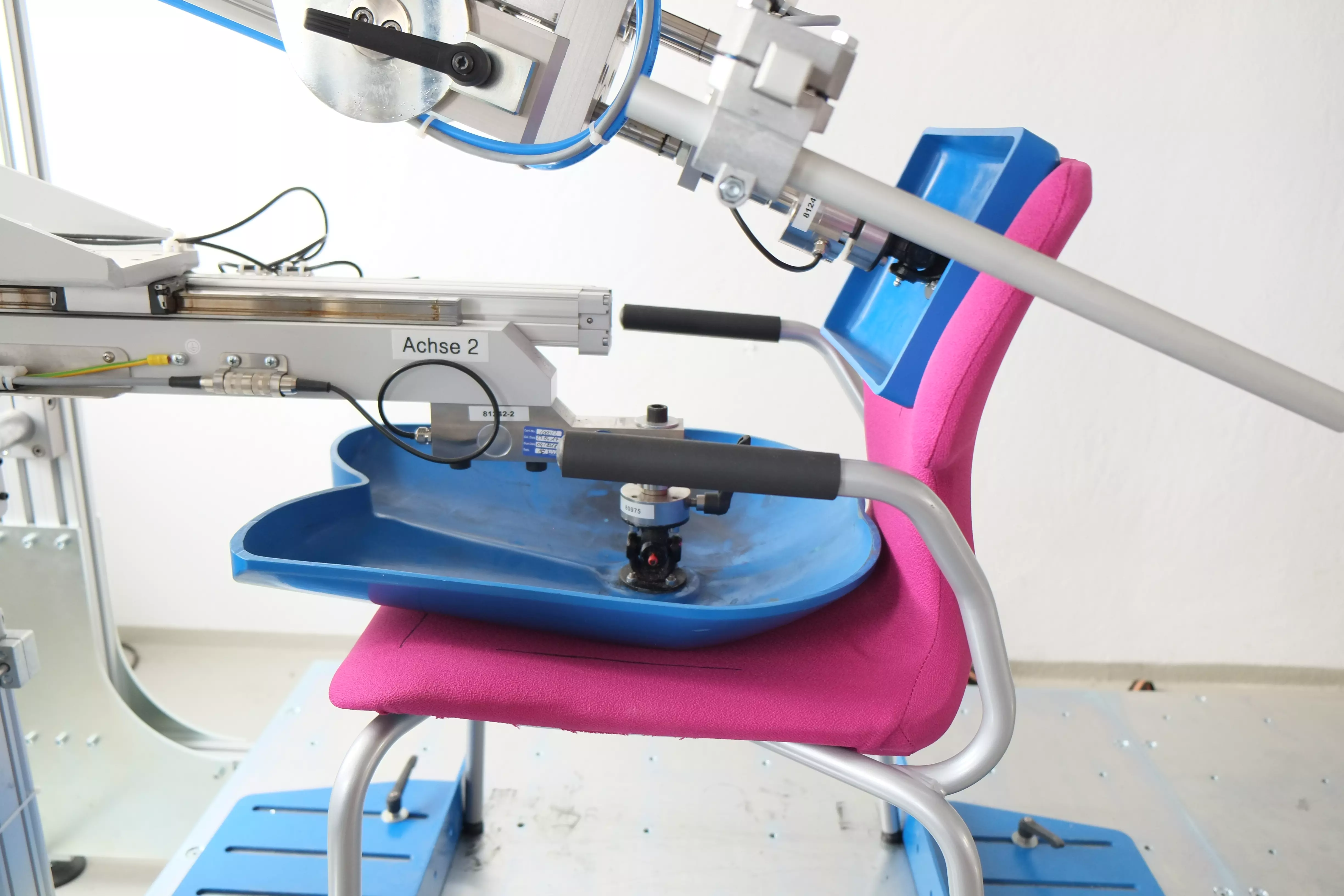 Bürostuhl auf einem Prüfstand 