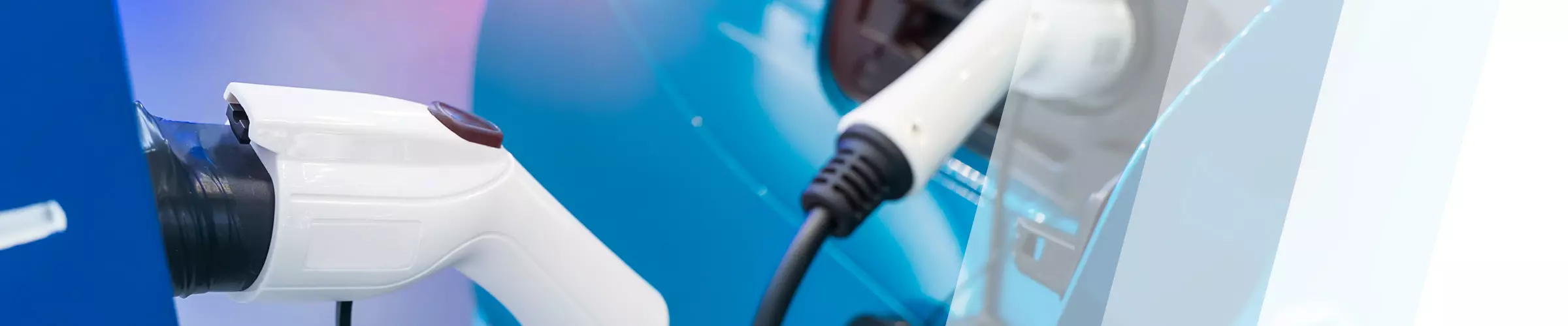 Auto-Ladekabel ist mit einer Ladesäule verbunden