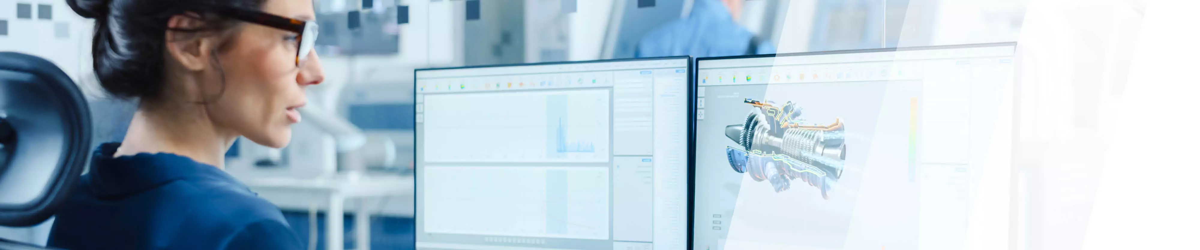 Frau schaut auf eine Computersimulation auf einem Monitor