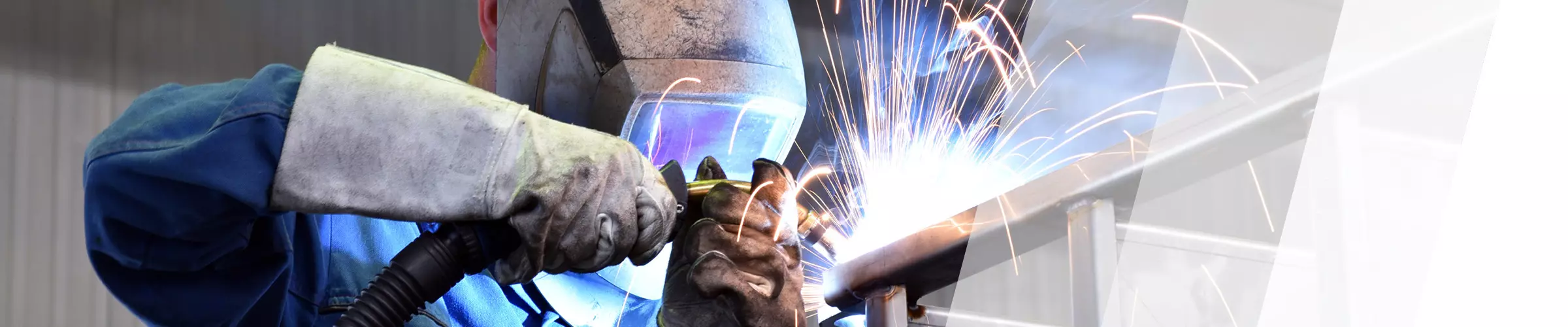 Schweißer schweißt ein Metallgeländer