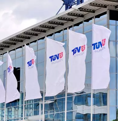 TÜV Thüringen Fahnen vor dem Erfurter Messegelände