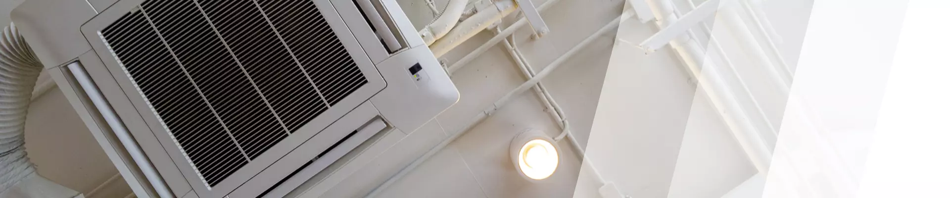 Klimaanlage an einer Gebäudedecke