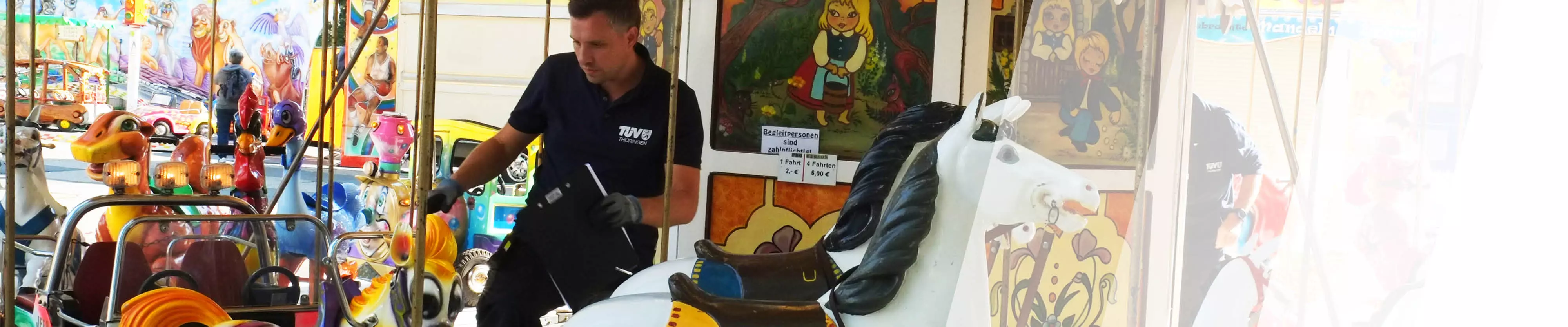 TÜV Thüringen Sachverständiger prüft ein Kinderkarussell