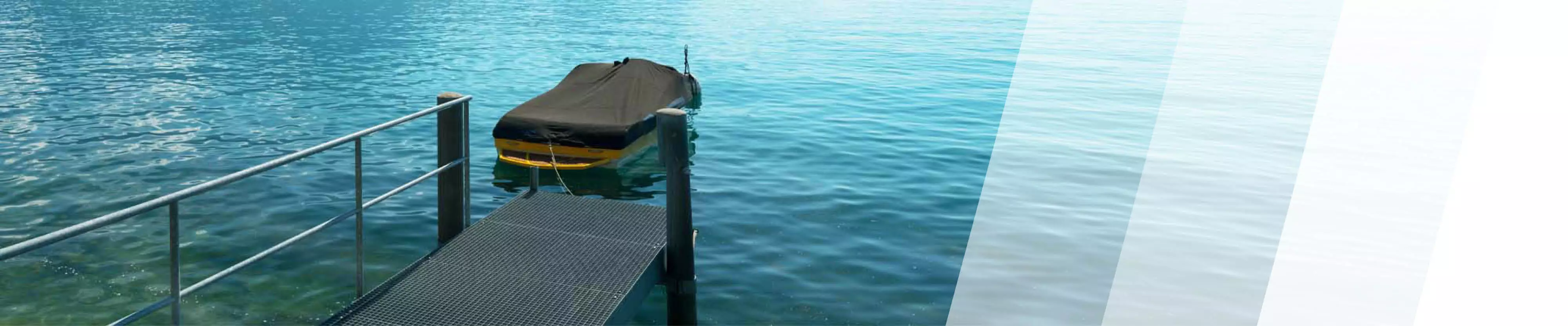 Ein kleines Boot am Steg eines Gewässers