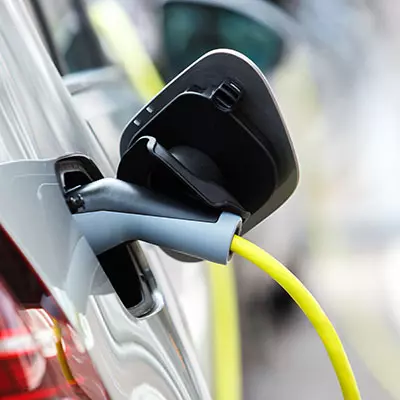 Ladekabel an einem Elektroauto