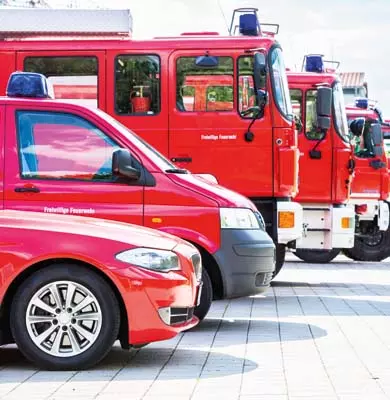 Verschiedene Feuerwehr-Fahrzeuge stehen in Reih und Glied hintereinander