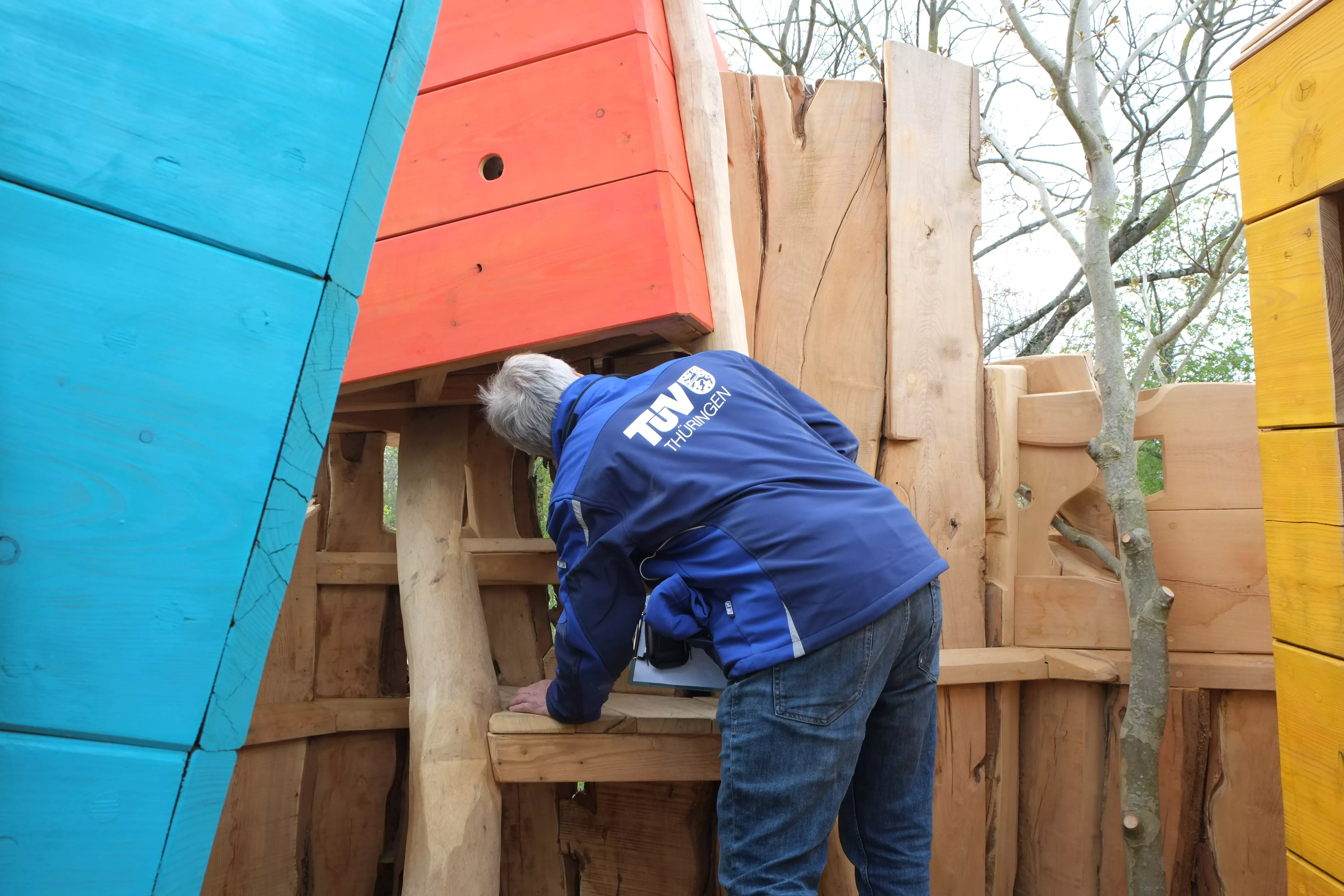 Spielplatzprüfer inspiziert einen Kinderspielplatz