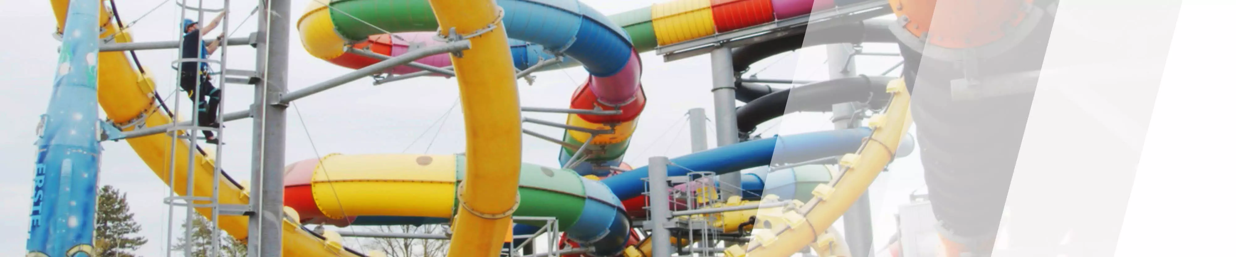 Wasserrutschen-Park in einem Bad