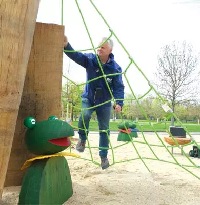 TÜV Thüringen Sachverständiger prüft einen Kinderspielpatz