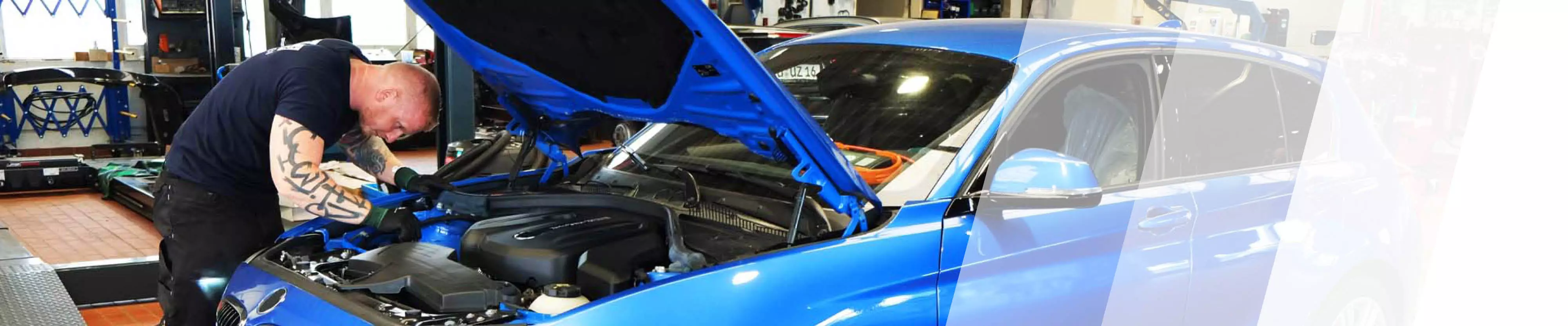 Prüfer schaut unter die Motorhaube eines Autos