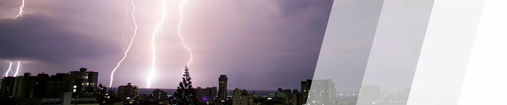 Blitze über einer Stadt