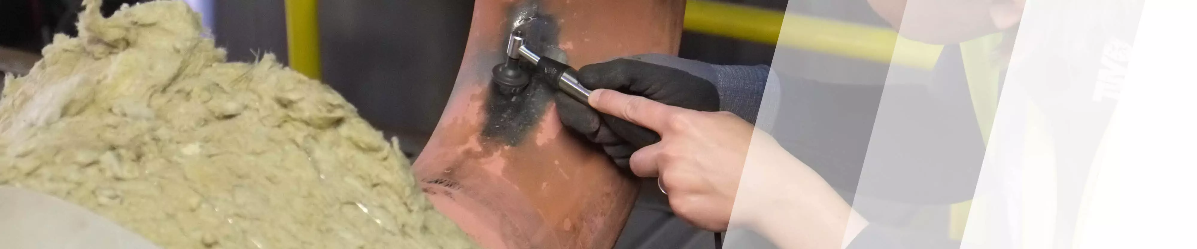 Materialprüfung an einer Rohrleitung in einem Kraftwerk