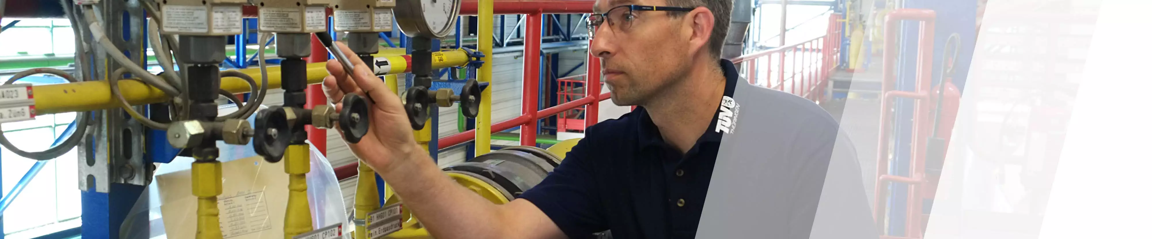 TÜV Thüringen Sachverständiger prüft eine Druckleitung