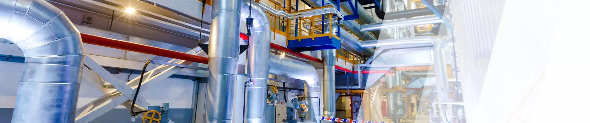 Rohrleitungen in einem Kraftwerk