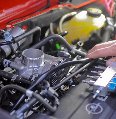 Blick in den Motorraum eines Fahrzeugs mit Autogas-Antrieb