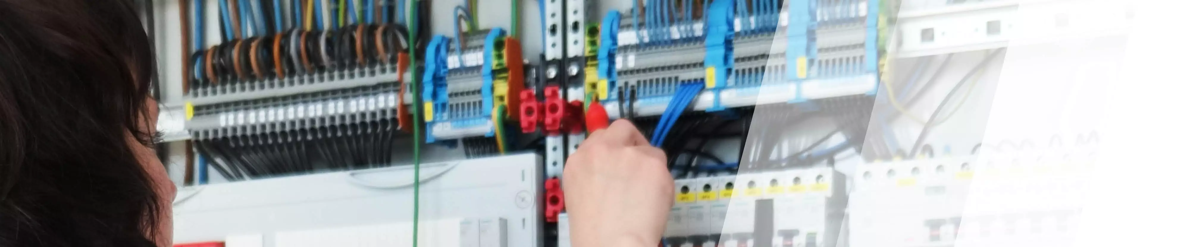 Prüfung eines Elektroschaltschranks