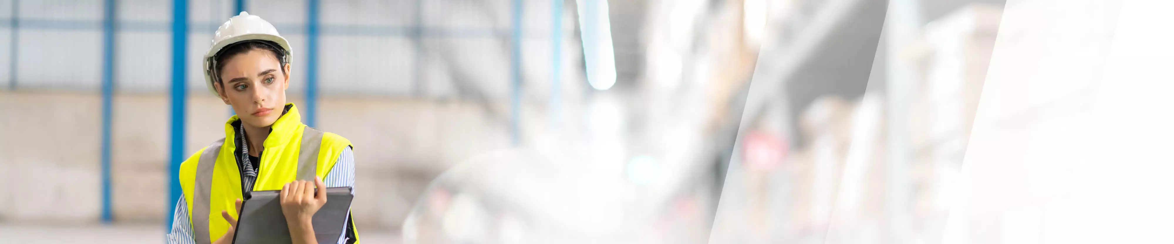 Ingenieur mit Klemmbrett kontrolliert etwas